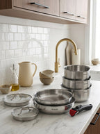 BRANDT - Set De 3 Casseroles En Inox + 2 Poêles + 1 Poignée Amovible + 3 Couvercles Passoires Avec Manche En Inox - Argenté / Noir / Rouge
