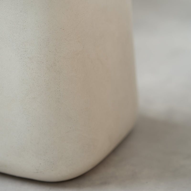 Table d'appoint Samui blanche en fibre d'argile effet béton