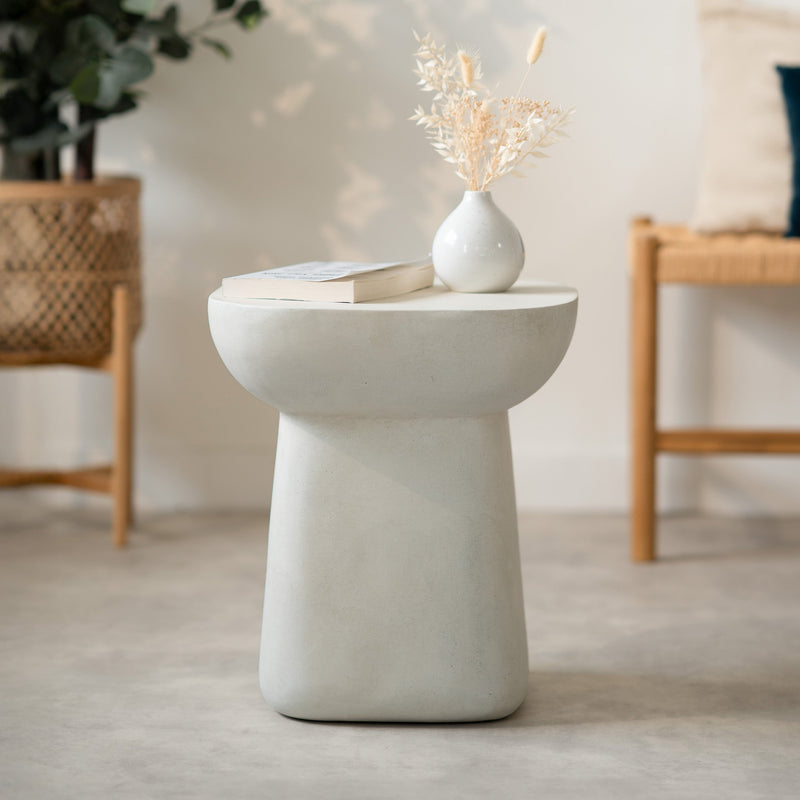 Table d'appoint Samui blanche en fibre d'argile effet béton