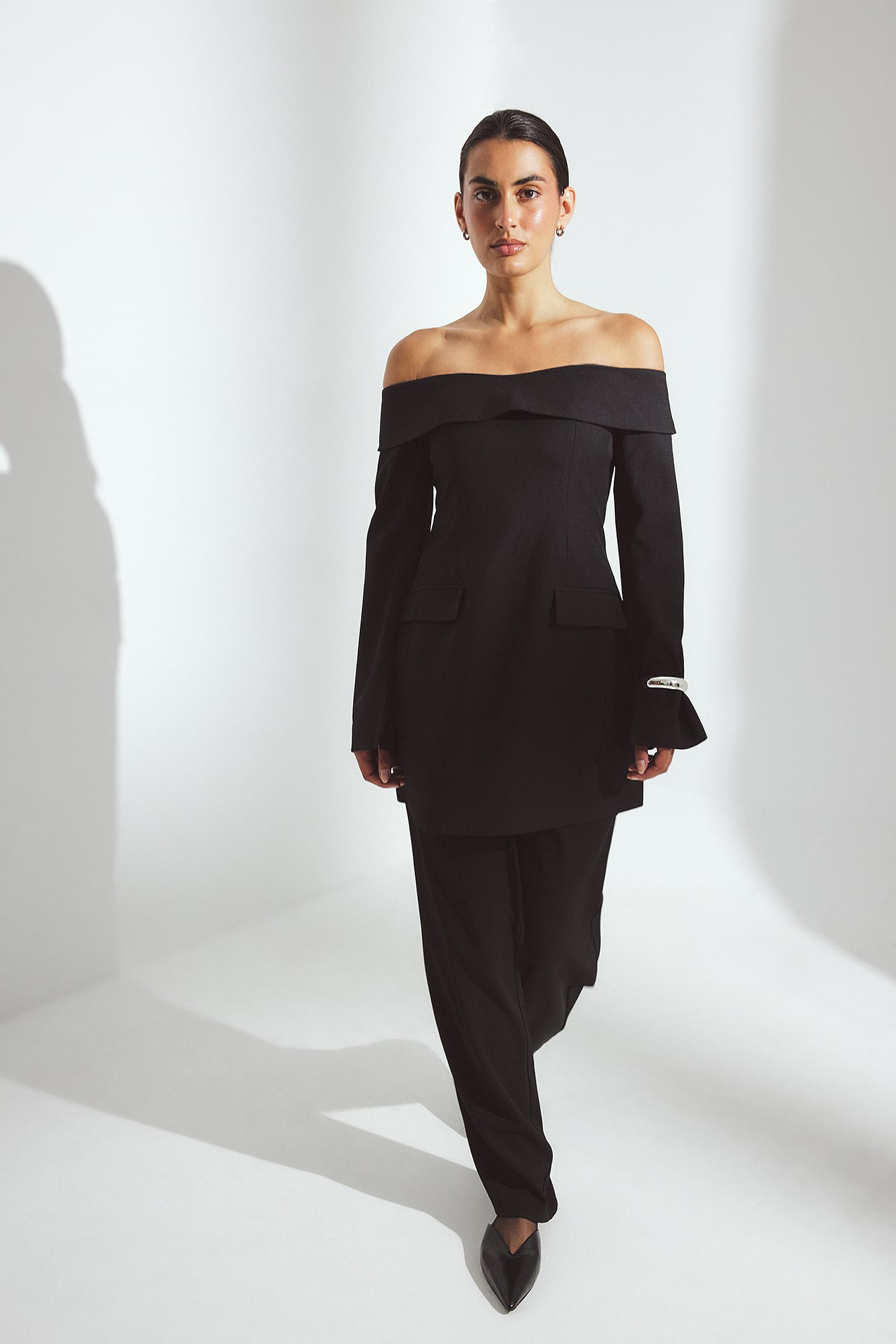Robe Courte Ajustée À Épaules Dénudées Noir