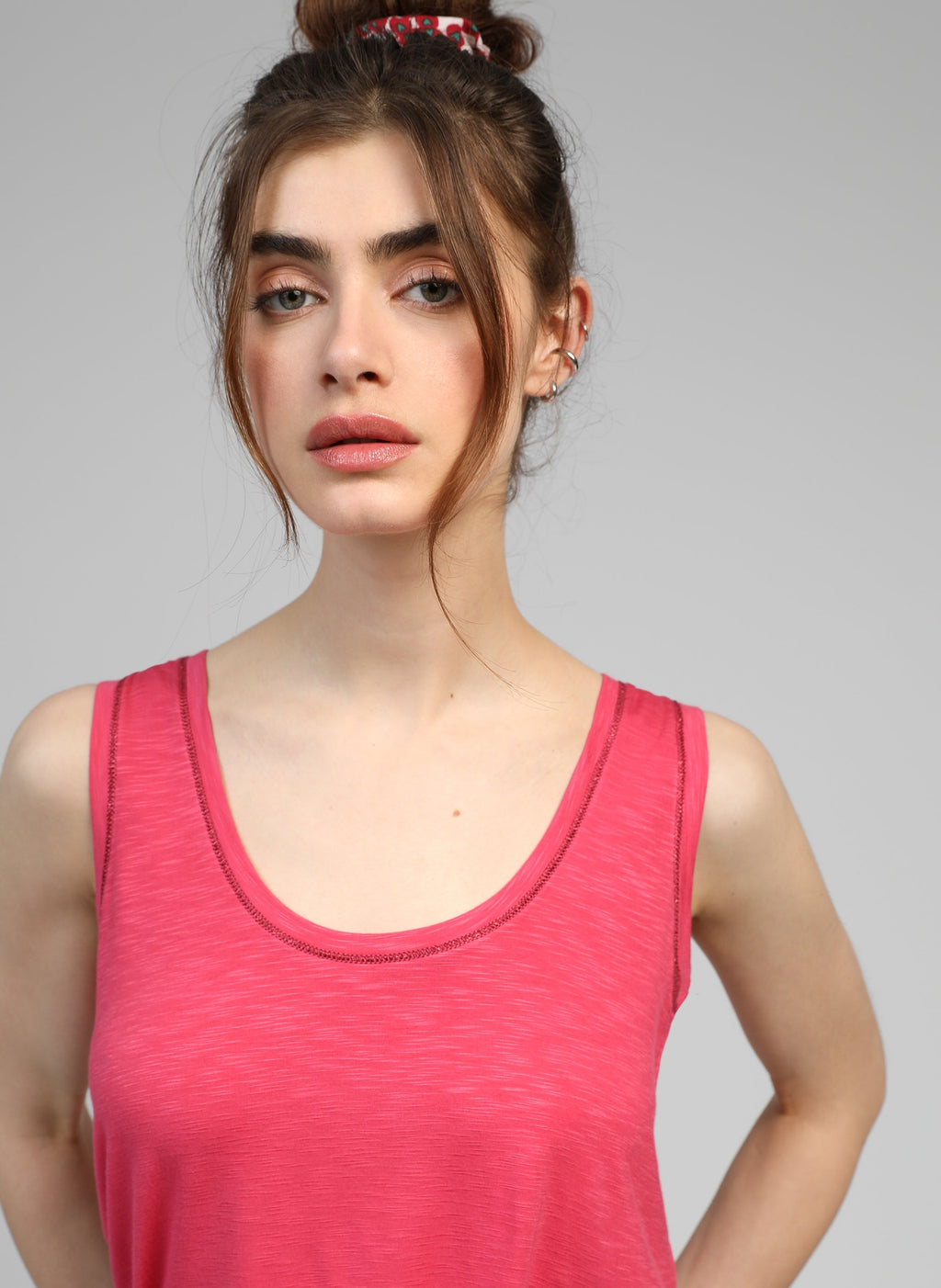 An'ge – Debardeur Tanessa Framboise, débardeur rose fuchsia en coton, porté par une femme de face