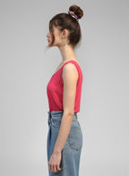 An'ge – Debardeur Tanessa Framboise, mannequin de profil portant un débardeur rose et un jean bleu