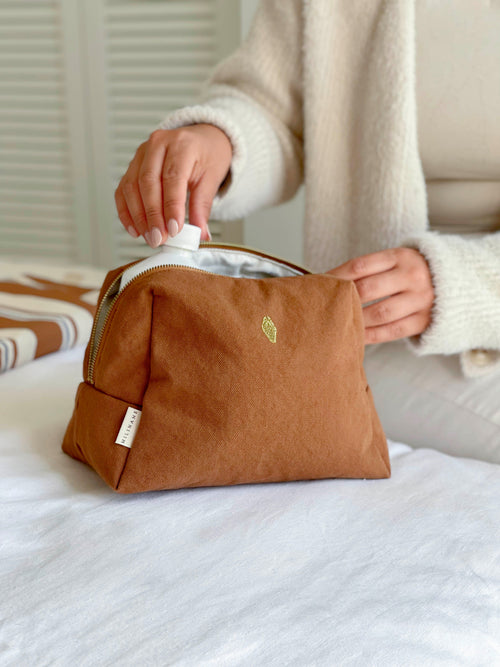 trousse-de-toilette-pour-femme-jade-camel-milinane