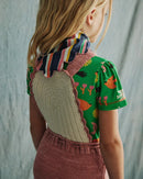 Bufanda festoneada con rayas claro de luna - Descubre la colección AW22 Misha & Puff para encontrarla en www.amaetc.com, tienda conceptual ecológica para niños