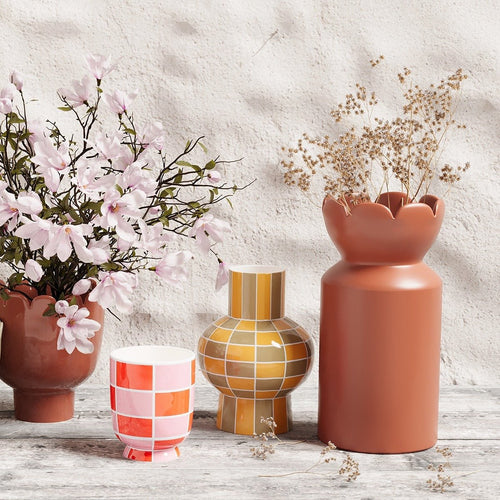 Lovers of bohemian style combine several checkerboard pattern ceramic vases with other plain ceramic vases of different shapes - Potiron Paris, inexpensive design accessories for the contemporary home