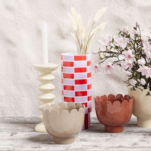 Decorating tip Potiron Paris: combine the ceramic tube vase with its red checkerboard pattern with the plain tulip-neck planters.