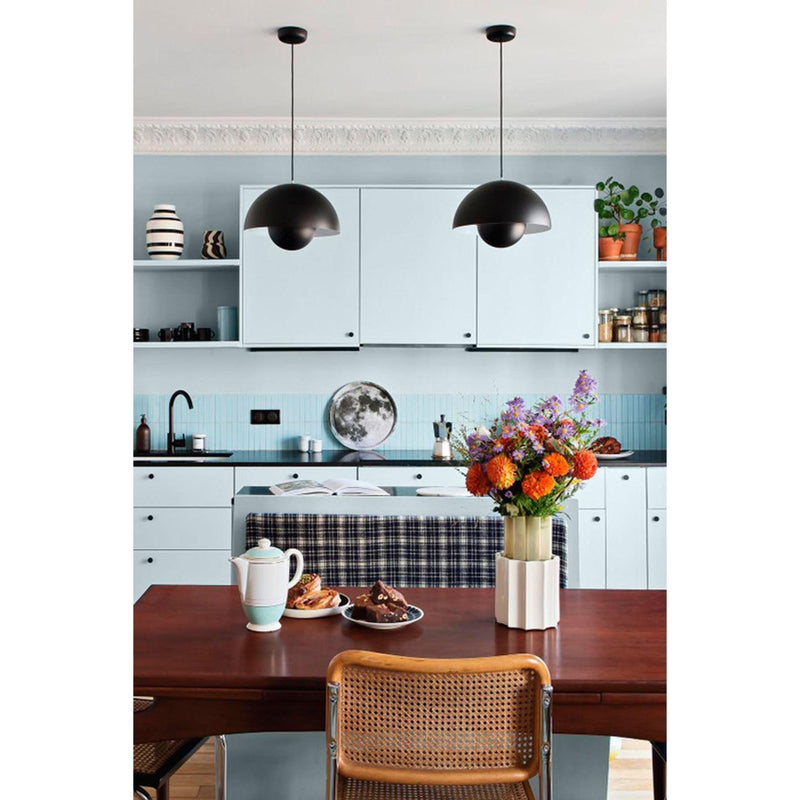 Inspiration déco : ambiance 1 avec la peinture Okinawa fog - teinte bleu clair || @lisagachet