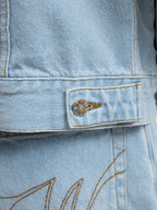 La Veste Du Postier En Denim Clair Délavé