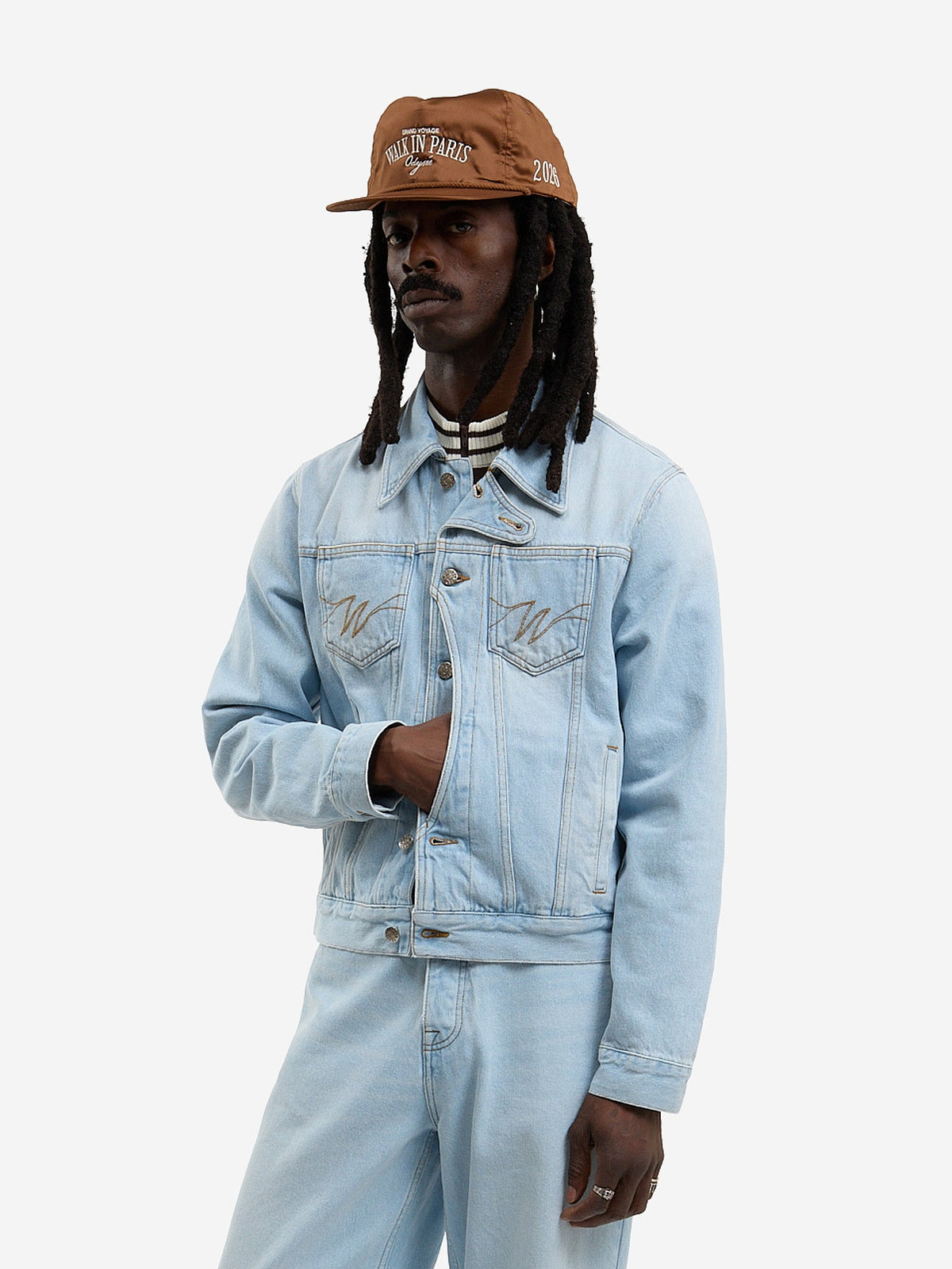 La Veste Du Postier En Denim Clair Délavé