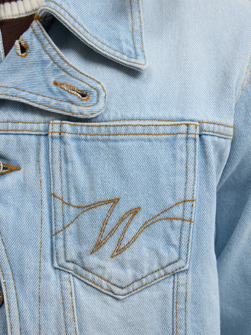 La Veste Du Postier En Denim Clair Délavé