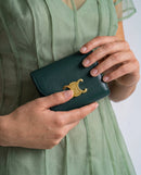 Céline Cartera pequeña con solapa Triomphe