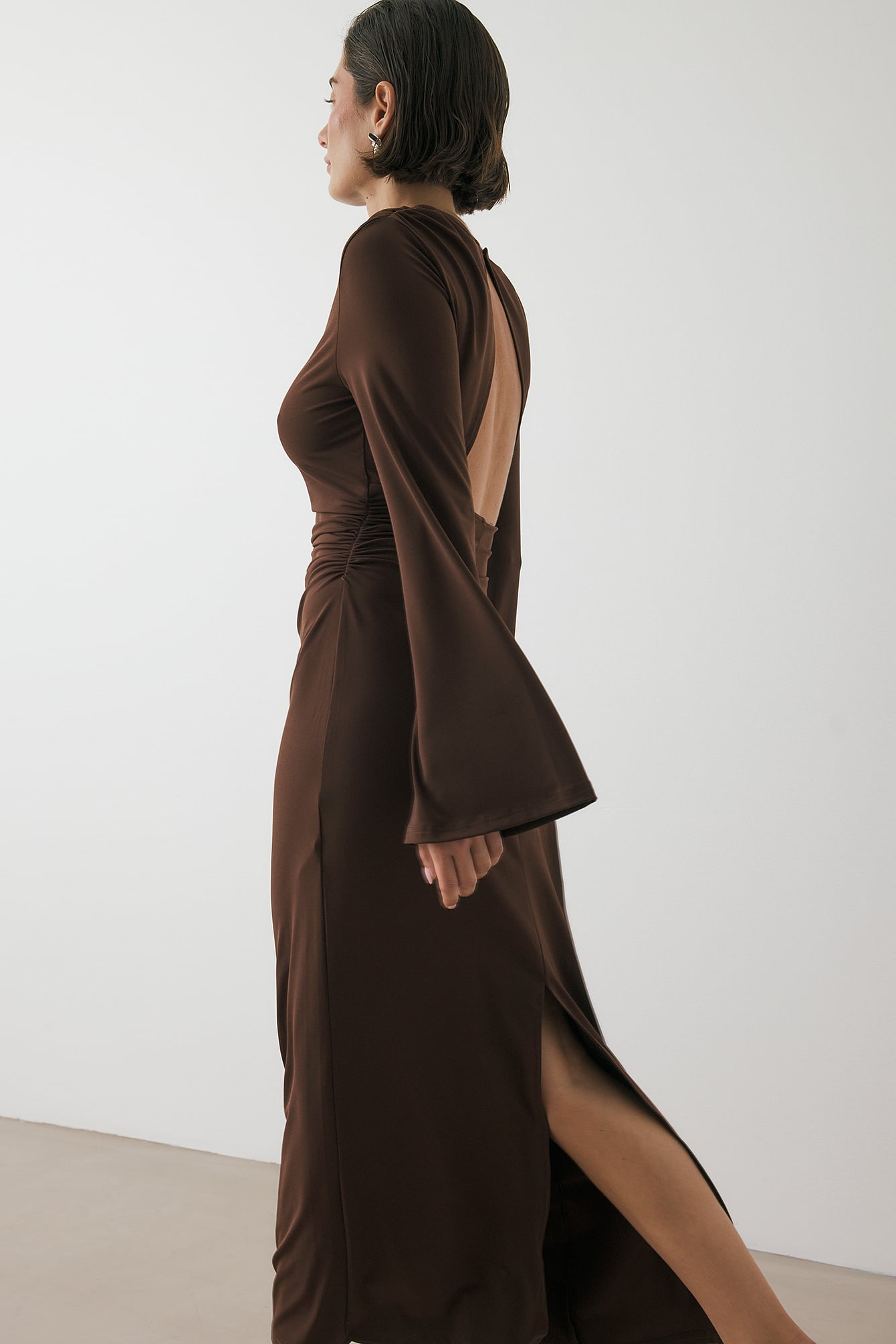 Vestido Largo de Mangas Anchas y Espalda Descubierta Marrón