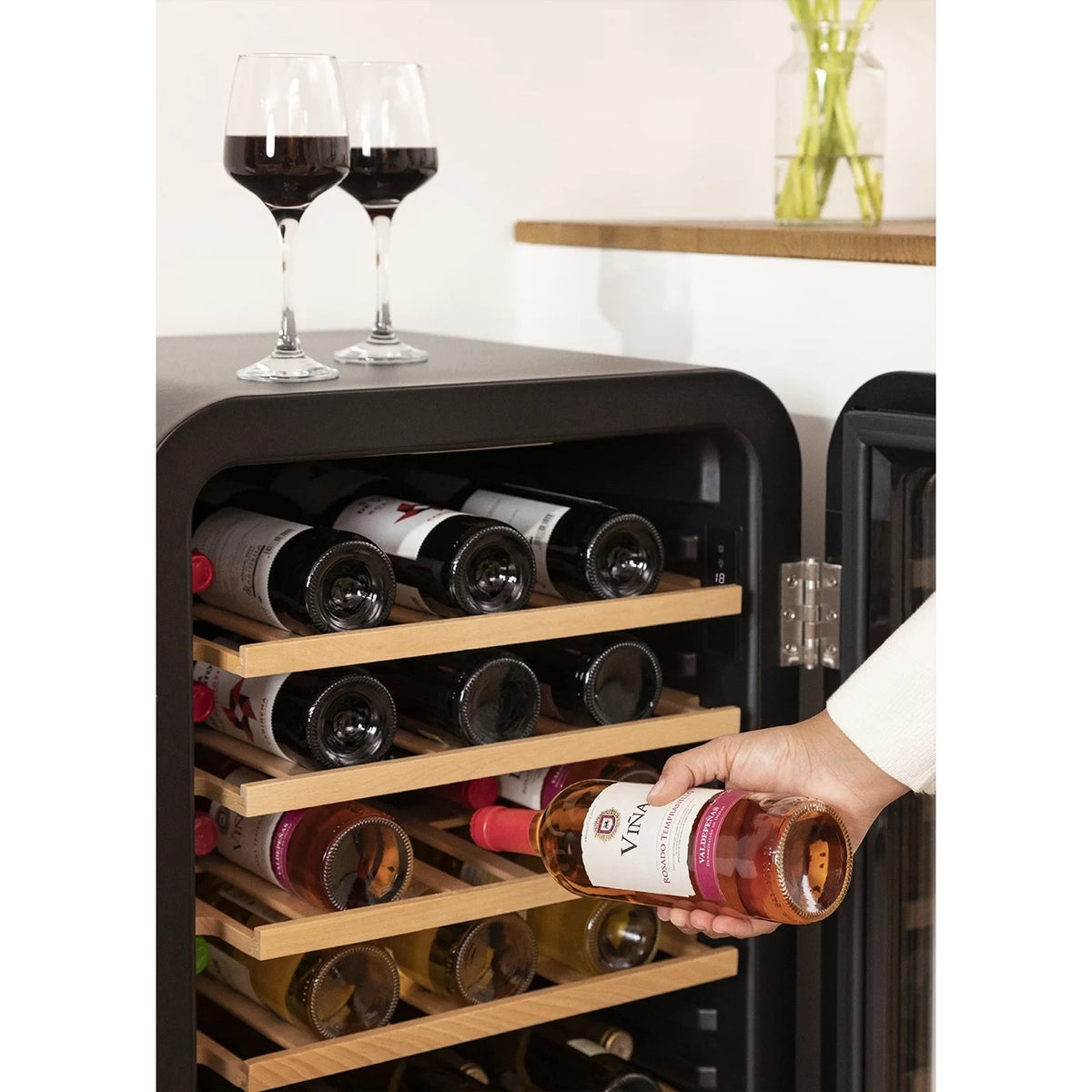 Winecooler Retro XL - Refroidisseur À Vin Électrique De Style Rétro Pour 45 Bouteilles - Noir