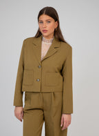 An'ge – Veste Zatalia Olive, mannequin portant un blazer court kaki et un pantalon assorti