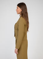 An'ge – Veste Zatalia Olive, mannequin de profil portant une veste et un pantalon kaki en lin