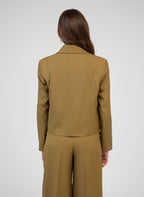 An'ge – Veste Zatalia Olive, mannequin de dos portant un ensemble blazer et pantalon vert olive