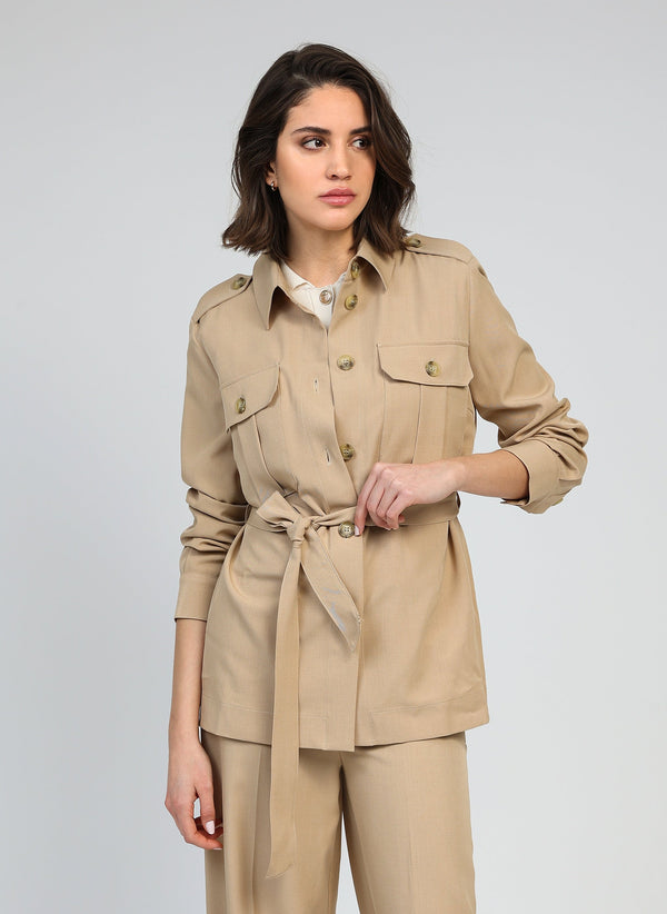 An'ge – Veste Zoalice Beige, veste saharienne beige portée par un mannequin, vue de face