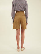 Ines De La Fressange – Short Prune - Caqui, modelo de espaldas con short marrón y camisa de cuadros