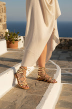 Sandalias planas Crescent en dorado oscuro