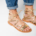 Sandalias planas Crescent en dorado oscuro