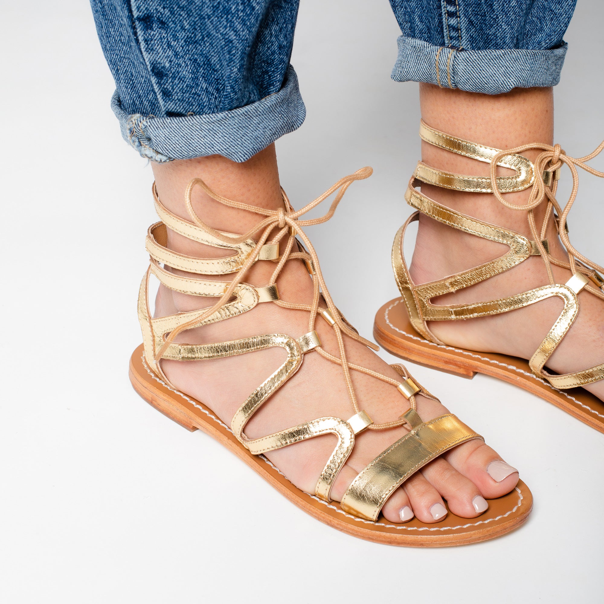 Sandalias planas Crescent en dorado oscuro