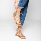 Sandalias planas Crescent en dorado oscuro