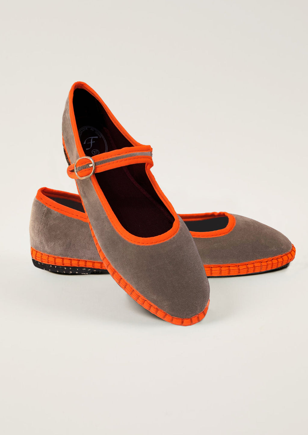 Slippers med spännen Cora