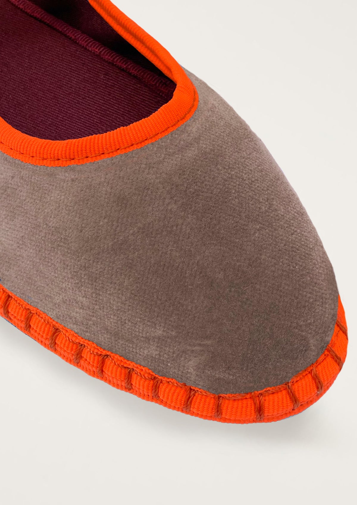 Slippers med spännen Cora