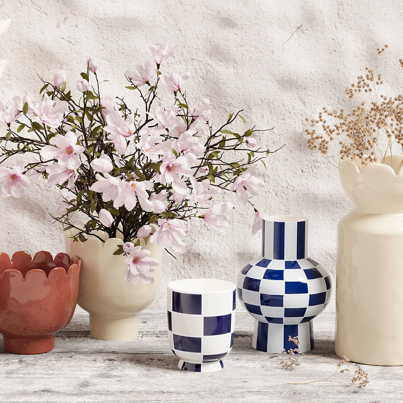 Vase décoratif en céramique à damier bleu Genève Potiron Paris
