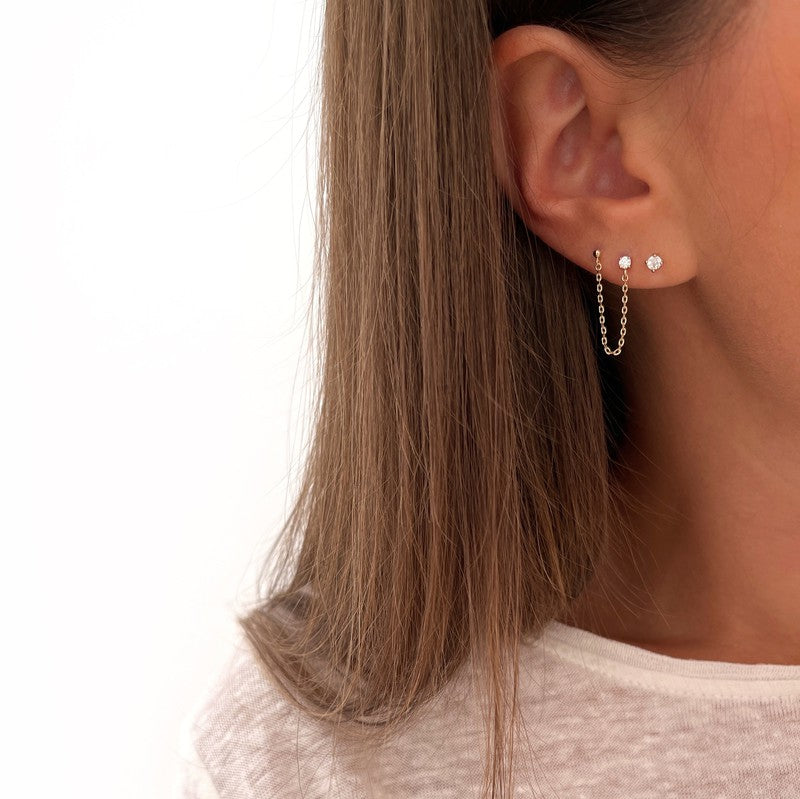 Instants Plaisirs – Mono Boucle Dani - Plaqué Or, boucles d'oreilles chaînette et puces portées sur l'oreille droite d'une femme