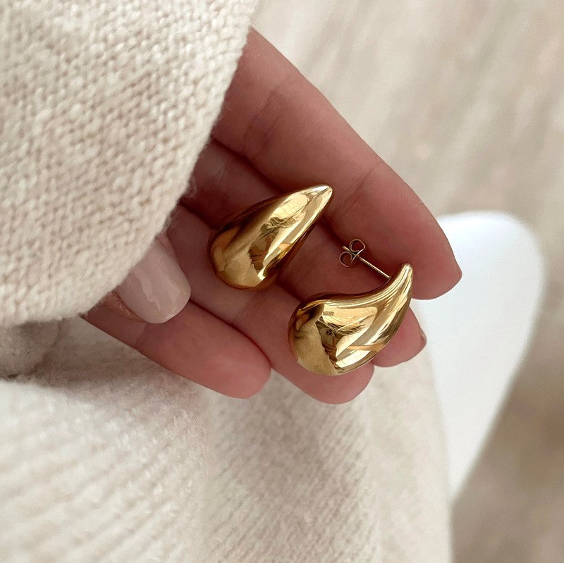 Instants Plaisirs – Boucles D'Oreilles Gaia - Acier, boucles d'oreilles dorées portées par une femme, vue de côté