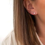 Instants Plaisirs – Boucles D'Oreilles Dani - Plaqué Or, boucle d'oreille solitaire portée sur le lobe d'une oreille
