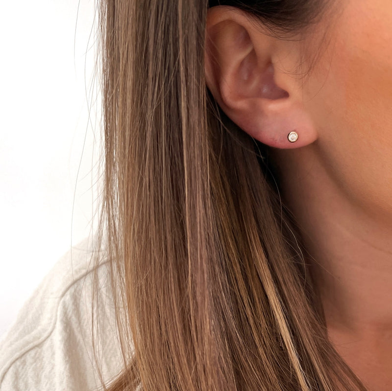 Instants Plaisirs – Boucles D'Oreilles Bree - Plaqué Or, boucle d'oreille discrète portée par une femme, vue de profil