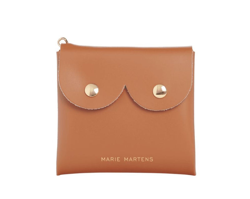 Peek-A-Boo(b) - Etui à Masques Camel Wallet Marie Martens 
