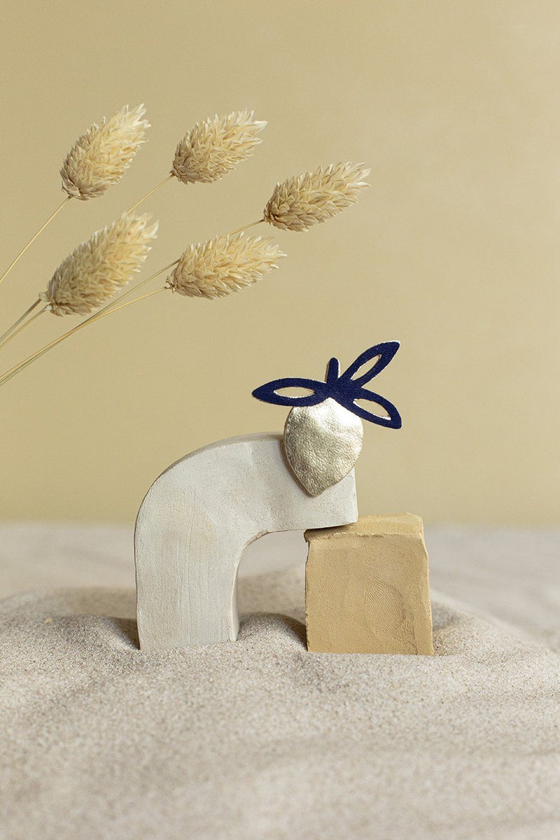 Alfileres de limón bimaterial Lonette - Broche índigo/oro Des Petits Hauts