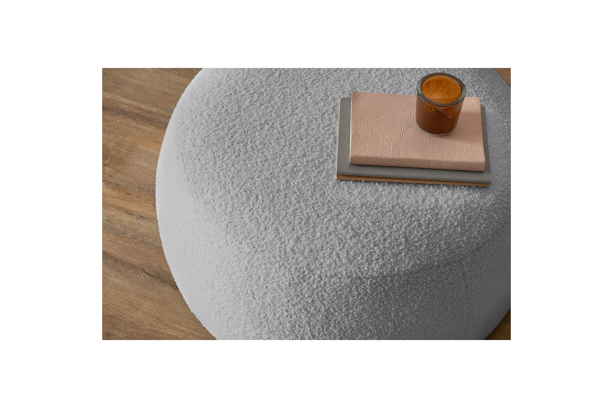 Puf ENVY redondo de tejido bouclé suave - BOBOCHIC - The Bradery
