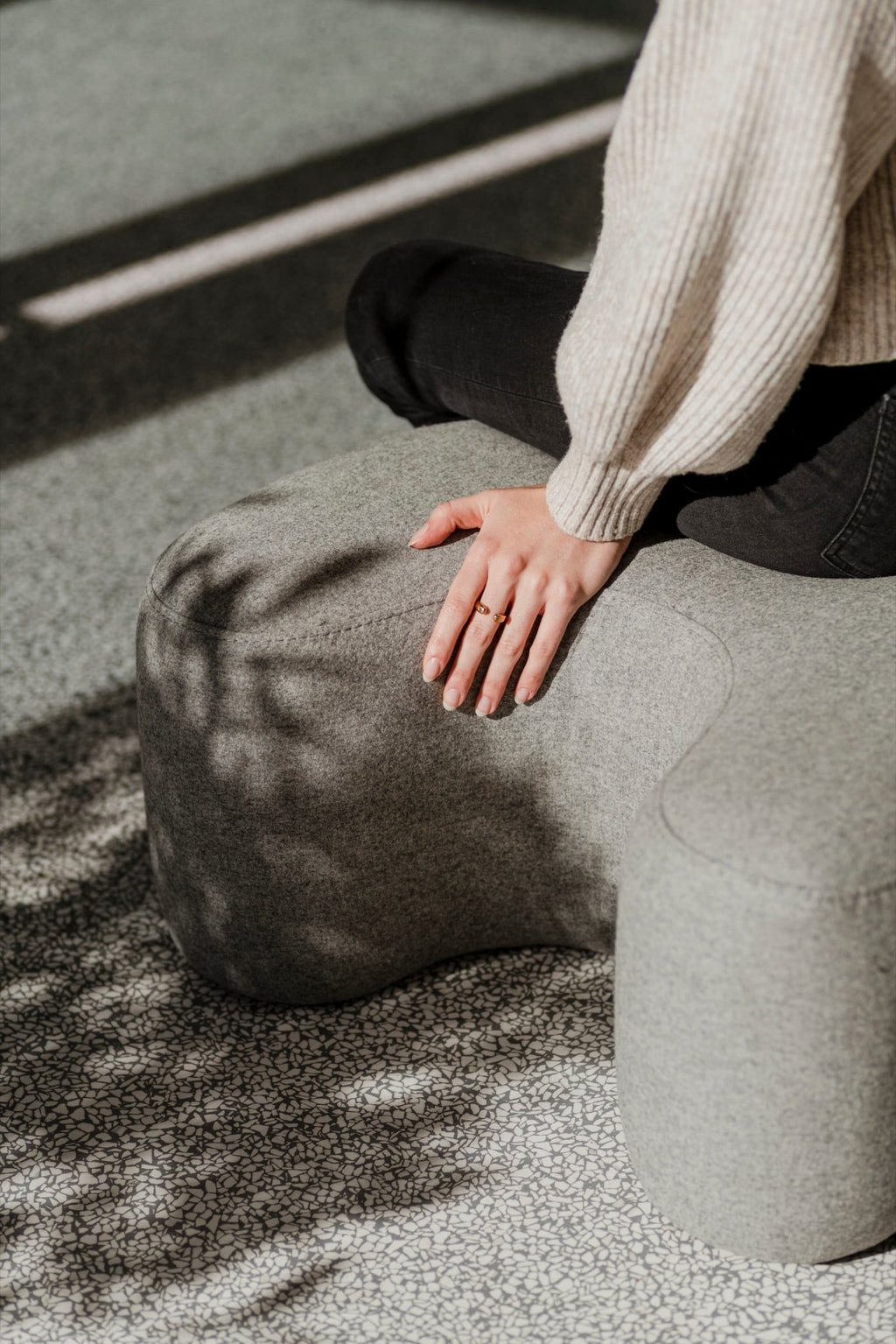 Pouf Ü - Laine - Gris Universel - Noo.ma Design - The Bradery