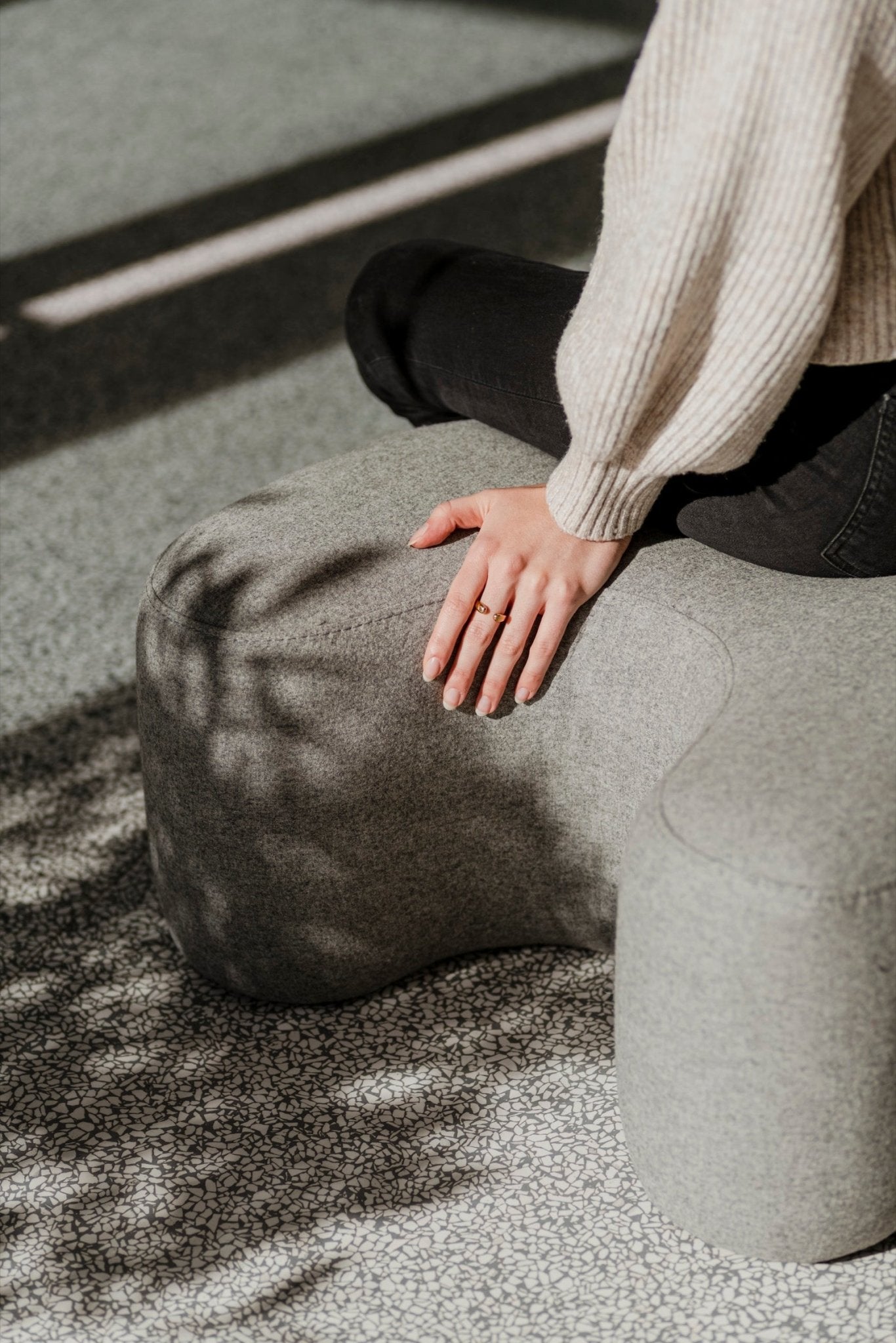 Pouf Ü - Laine - Gris Universel - Noo.ma Design - The Bradery