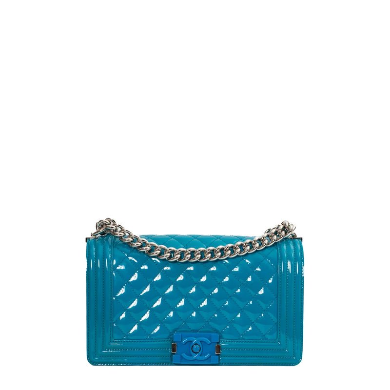 sac de seconde main boy chanel en cuir verni bleu face