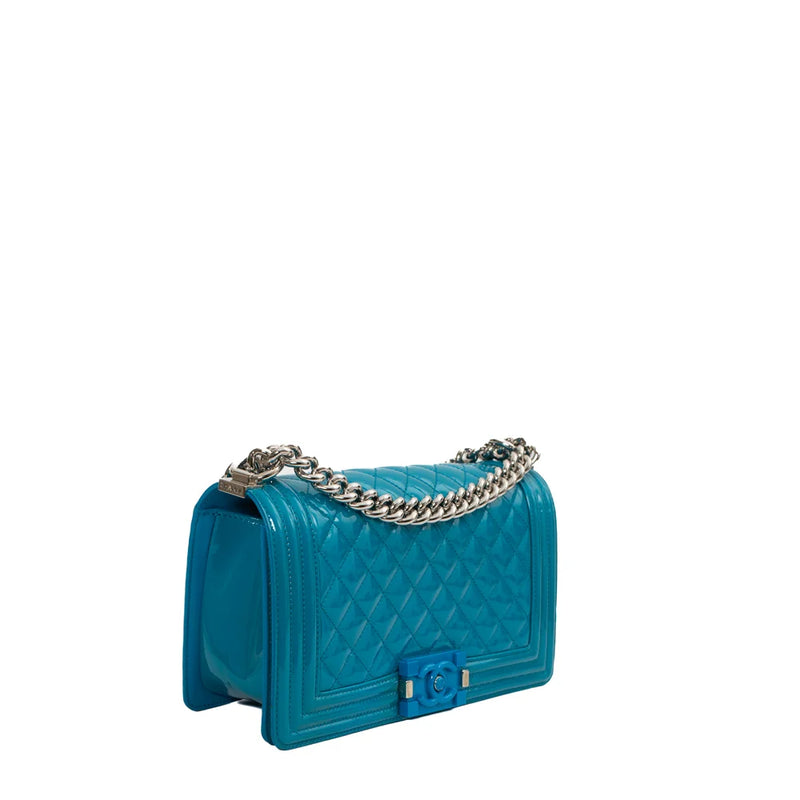 sac de seconde main boy chanel en cuir verni bleu côté