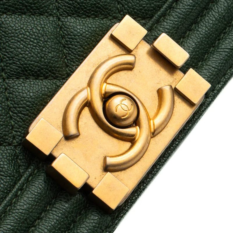 sac de seconde main boy chanel en cuir vert défaut 1