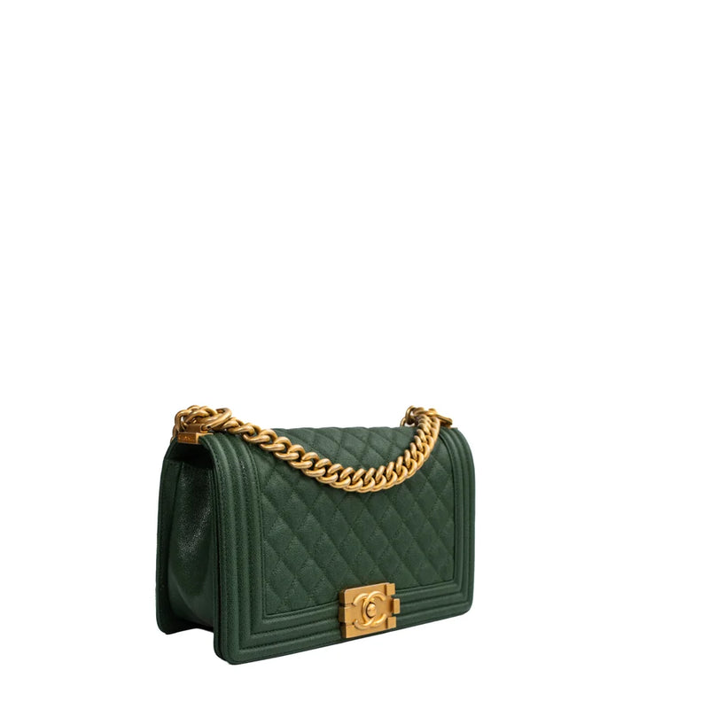 sac de seconde main boy chanel en cuir vert côté