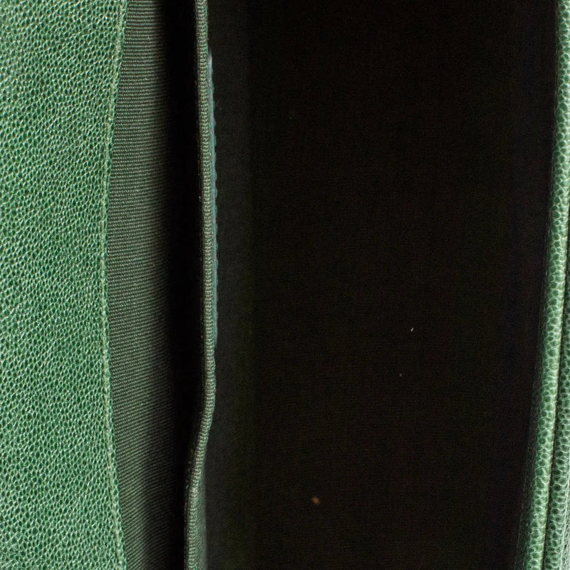 sac de seconde main boy chanel en cuir vert intérieur