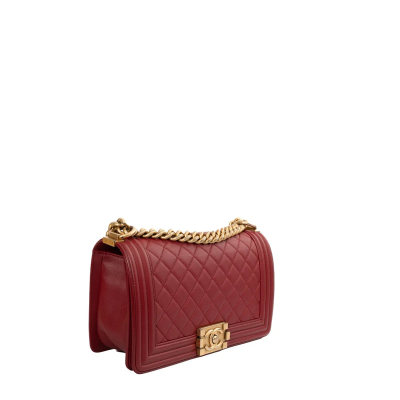 sac de seconde main boy chanel en cuir rouge côté