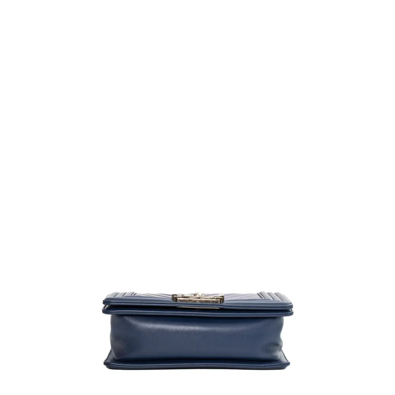 sac de seconde main boy chanel en cuir bleu bas