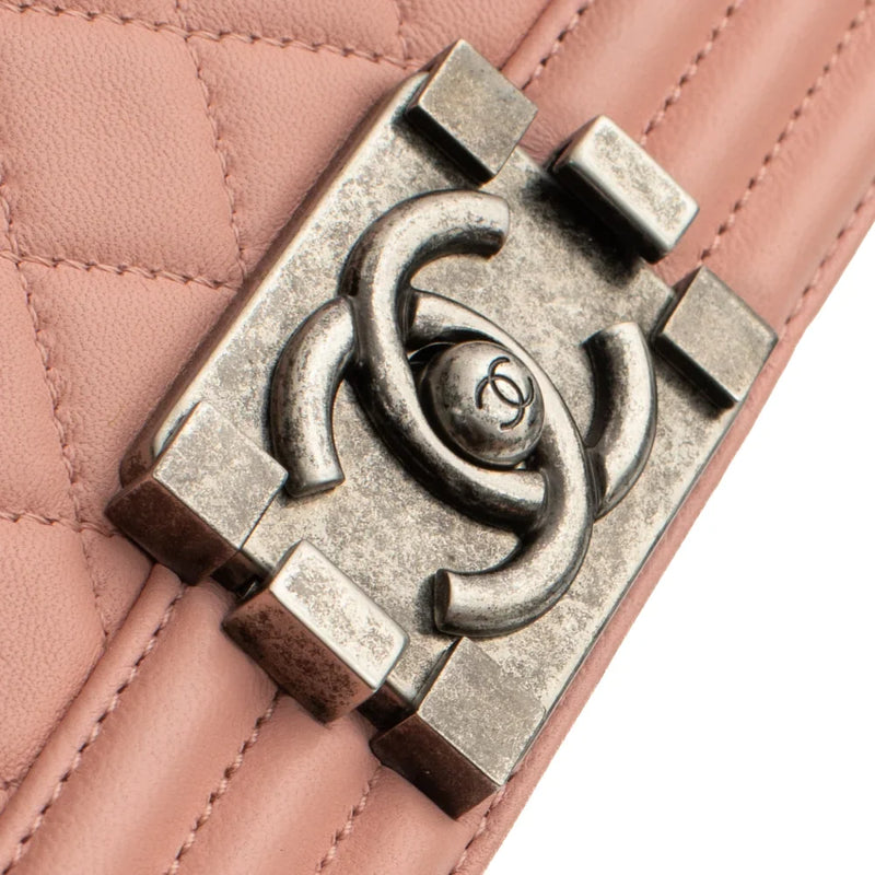 sac de seconde main boy chanel en cuir rose défaut 1