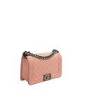 sac de seconde main boy chanel en cuir rose côté