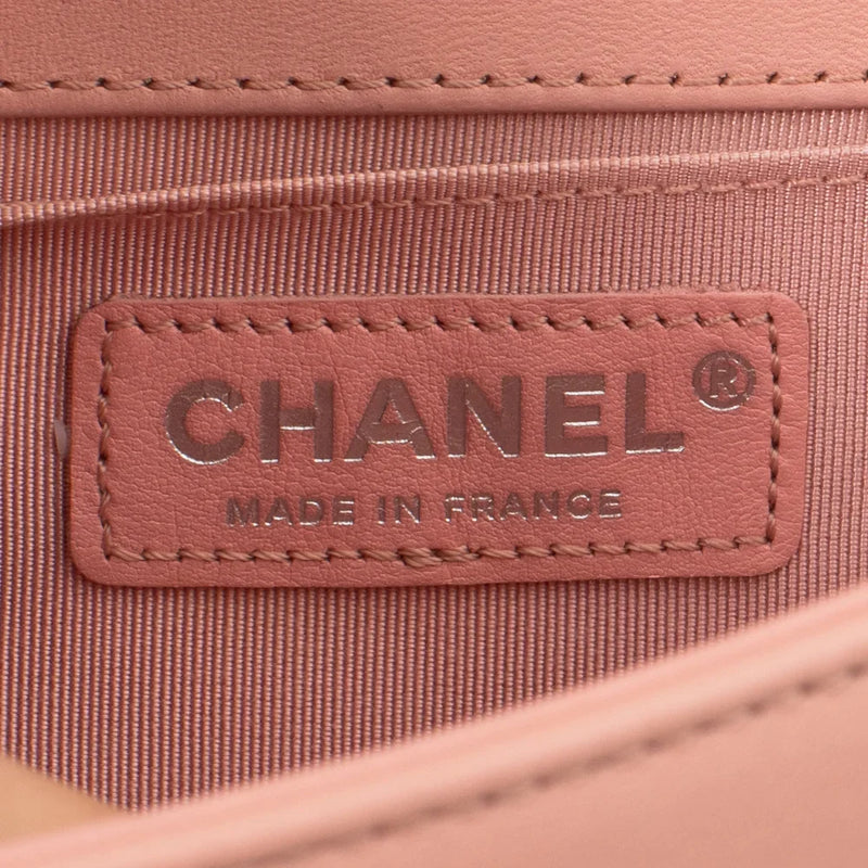 sac de seconde main boy chanel en cuir rose label