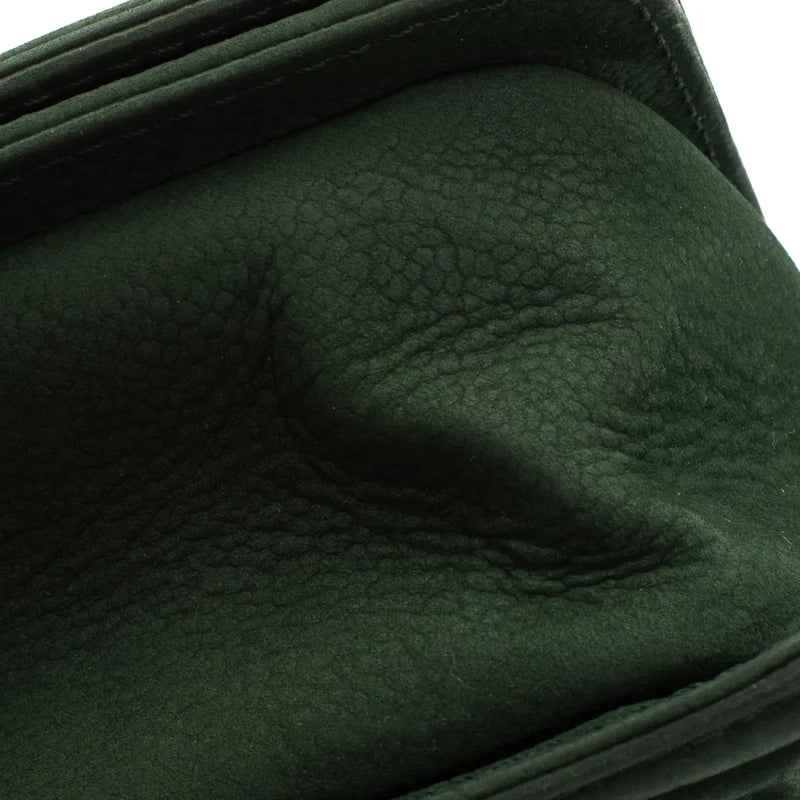 sac de seconde main boy chanel en cuir vert défaut 2