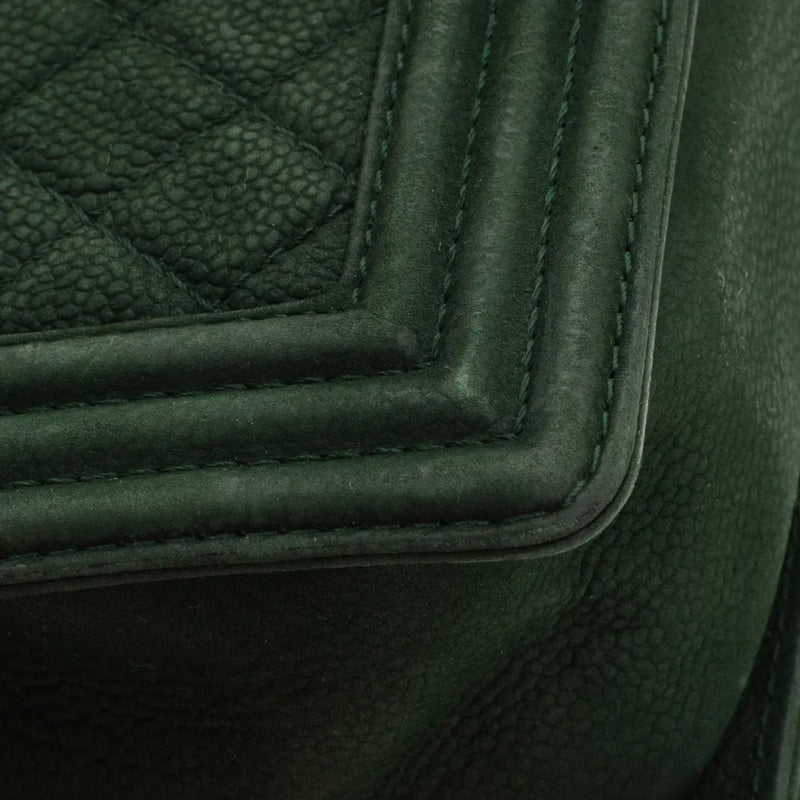 sac de seconde main boy chanel en cuir vert coin